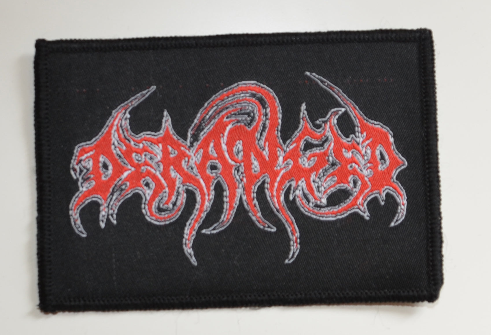 DERANGED - Logo - 6,4 cm x 9,7 cm - Patch